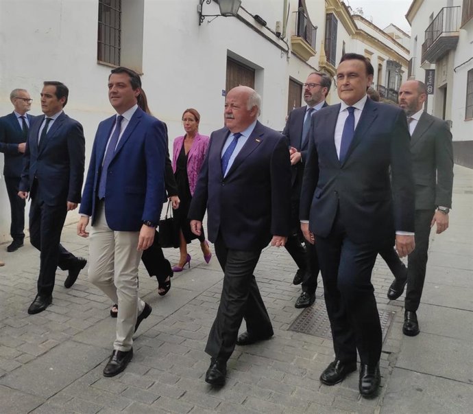 (Desde Izda.), José Antonio Nieto, José María Bellido, Jesús Aguirre Y José Carlos Gomez Villamandos, Junto A Otros Cargos De La Junta Y El Ayuntamiento De Córdoba, Se Dirigen A La Fundación Gala.