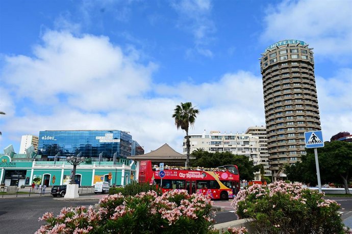 Una guagua turística pasando por el parque de Santa Catalina, en Las Palmas de Gran Canaria