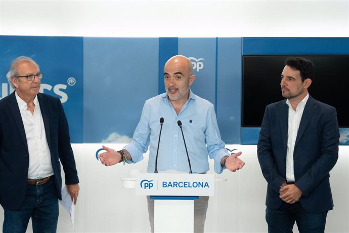El cabeza de lista del PP en Barcelona, Daniel Sirera, con el presidente provincial, Manu Reyes, y el director de la campaña, Josep Tutusaus