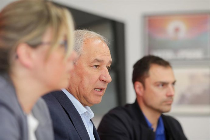 El secretario general del PSdeG en Lugo, José Tomé Toca (c), durante una rueda de prensa, en la sede del PSdeG de Luego, a 29 de mayo de 2023, en Lugo, Galicia (España). Tras las elecciones municipales de ayer, 28 de mayo, el PSdeG, solo ha conservado l