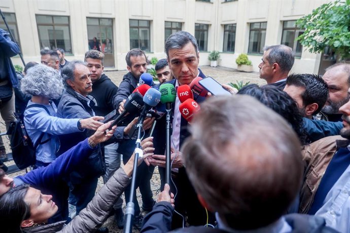 El secretario general del PSOE y presidente del Gobierno de España, Pedro Sánchez, ejerce su derecho al voto en el Colegio de Nuestra Señora del Buen Consejo, a 28 de mayo de 2023, en Madrid (España). 