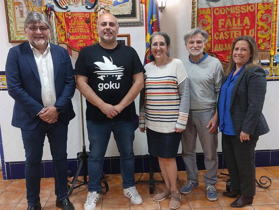 Los artistas falleros del primer monumento dedicado íntegramente al deporte paralímpico en las Fallas de 2024.