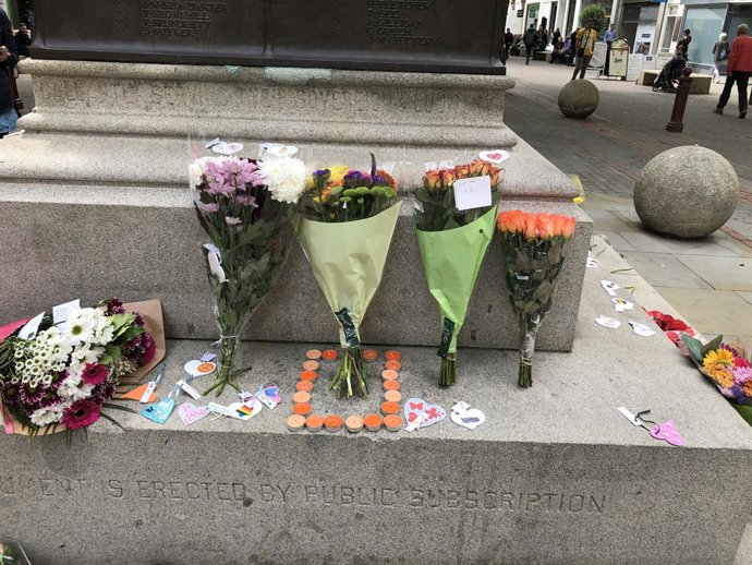 Archivo - 22 May 2019, England, Manchester: People place flowers at Saint Anns Square to mark the second anniversary of the Manchester Arena bombing where twenty-two people were murdered after a suicide bomber Salman Abedi detonated a home made bomb as 