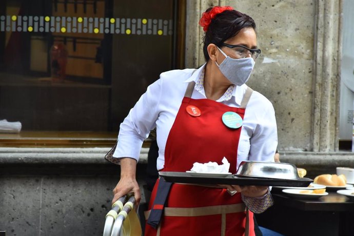 Archivo - Una trabajadora de un restaurante en México