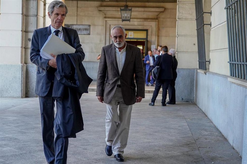 El exdirector técnico de la fundación (Faffe) Fernando José Villén Rueda, en el centro de la imagen al llegar al juicio