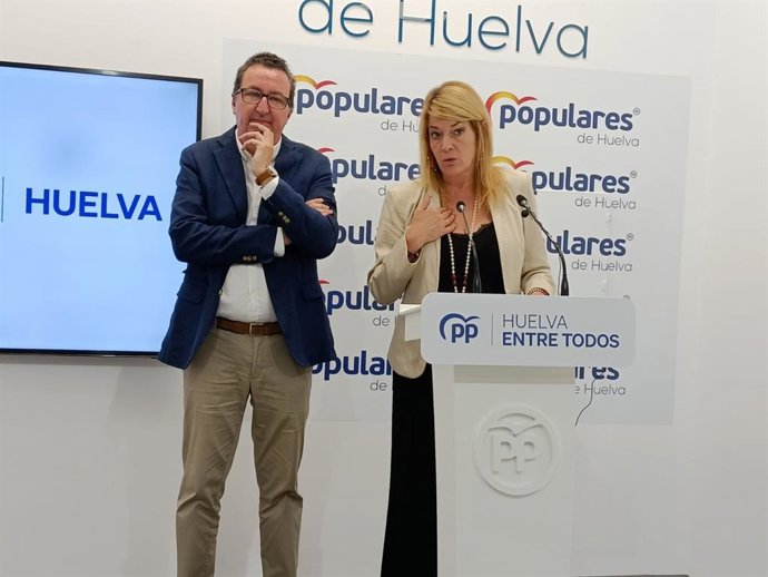 La candidata del PP a la Alcaldía de Huelva, Pilar Miranda, junto al presidente del PP provincial, Manuel Andrés González.