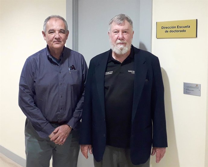 Robert Spooner-Hart (d), junto al director de la Escuela de Doctorado de la UJA, Antonio Gálvez.