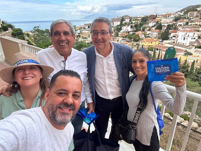 Imagen de la campaña "puerta a puerta" que ha realizado el 'popular' Francisco Salado en Rincón de la Victoria, donde ha obtenido mayoría absoluta con 13 concejales.