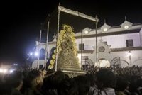 La Virgen del Rocío vuelve a su ermita tras casi doce horas de procesión por la aldea