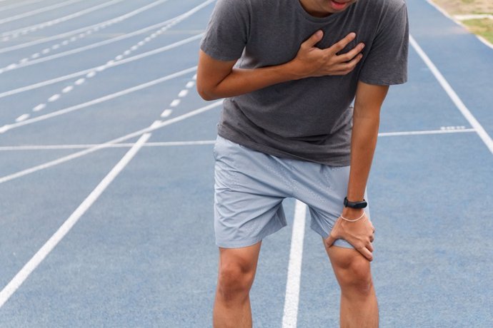 Archivo - Hombre con dolor en el pecho, deporte. Dolor. Ataque al corazón.