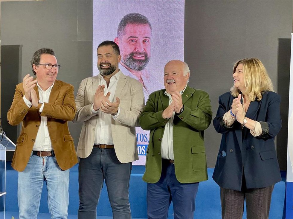Archivo - Presentación de la candidatura del PP  de Manuel Barraso--segundo por la izquierda-- al Ayuntamiento de Cartaya (Huelva).