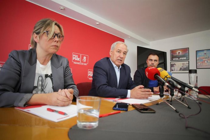 (I-D) La portavoz socialista en la Diputación de Lugo, Pilar García Porto; el secretario general del PSdeG en Lugo, José Tomé Toca y el diputado provincial do PSdeG-PSOE, Pablo Rivera, durante una rueda de prensa, en la sede del PSdeG de Lugo, a 29 de m