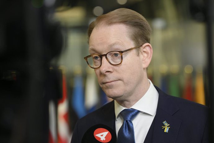 Archivo - 05 April 2023, Belgium, Brussels: Swedish Foreign Minister Tobias Billstrom speaks to the media upon her arrival to attend the NATO Foreign Ministers meeting. Photo: Emmi Korhonen/Lehtikuva/dpa