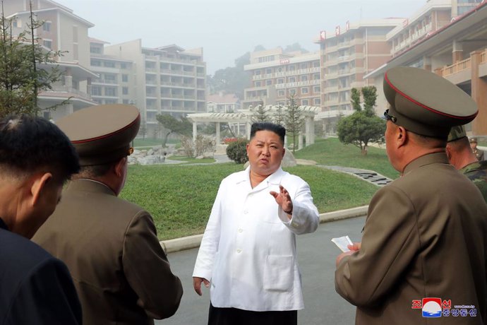 Archivo - Kim Jong Un acompañado por mandos militares de Corea del Norte