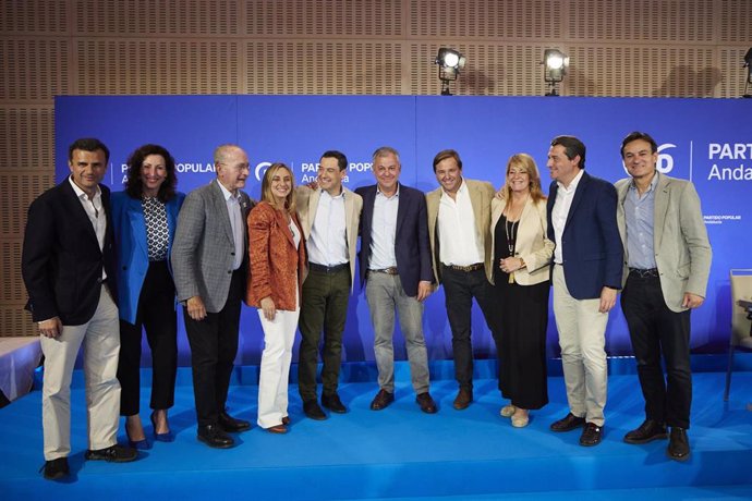 El presidente de la Junta de Andalucía, Juanma Moreno, (c) posa con los candidatos electos por capital de provincia durante la Junta Directiva Autonómica del Partido Popular de Andalucía, a 29 de mayo de 2023 en Sevilla (Andalucía, España). Tras las ele