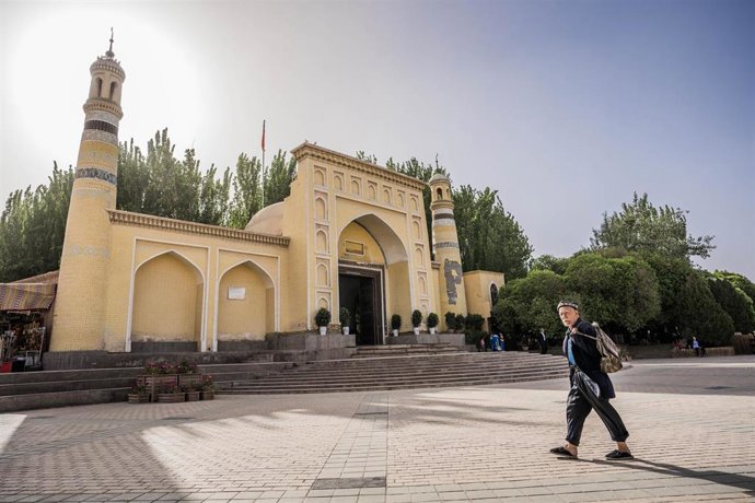 Archivo - Un hombre pasa frente a una mezquita en Kashgar, China 