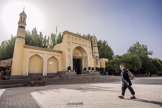 Archivo - April 19, 2019 - Kashgar, China - An elderly ethic Uyghur man walks in front of the Id Kah Mosque in Kashgar.  .The Xinjiang province is located in the North Western part of China, it is the largest province in China. Majority of the populatio