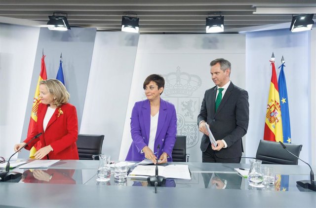 (I-D) La vicepresidenta primera y ministra de Asuntos Económicos y Transformación Digital, Nadia Calviño; la ministra de Política Territorial y portavoz del Gobierno de España, Isabel Rodríguez, y el ministro de Sanidad, José Miñones, tras una rueda de pr
