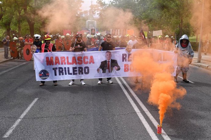 Varios bomberos protestan durante una manifestación de bomberos con fin en el Congreso de los Diputados, a 16 de mayo de 2023, en Madrid (España). Más de 5.000 bomberos se han manifestado para protestar contra "situaciones kafkianas" provocadas por la f
