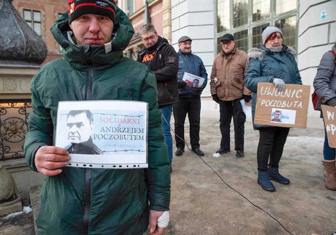 Archivo - Imagen de archivo de una protesta a favor de la liberación del periodista polaco Andrzej Poczobut.