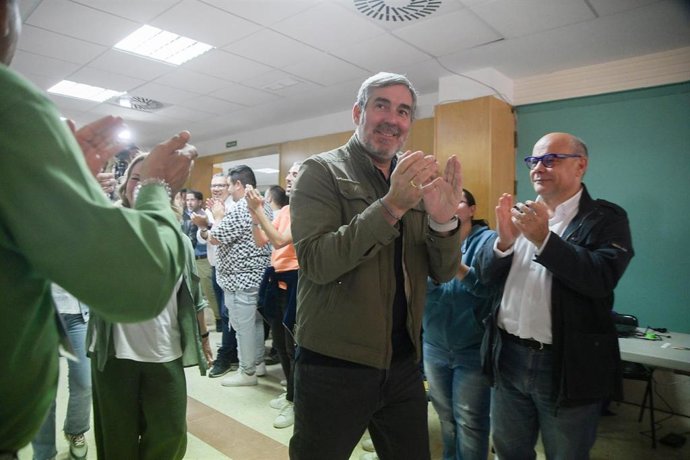 El candidato de Coalición Canaria a la Presidencia de Canarias, Fernando Clavijo (c), durante el seguimiento de la jornada electoral en la sede de Coalición Canaria