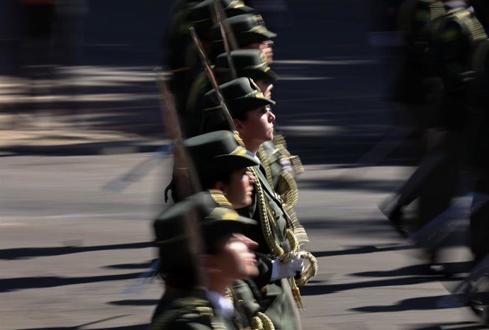 Archivo - Alumnos de la escuela central de la Defensa desfilan durante el acto solemne de homenaje a la bandera nacional y desfile militar en el Día de la Hispanidad