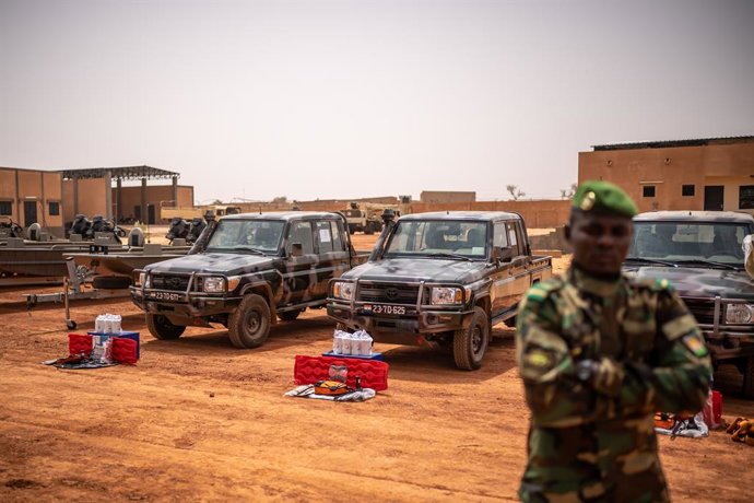 Archivo - 12 April 2023, Niger, Niamey: A Nigerien soldier stands during the visit of Defence Minister Pistorius at the handover of material for the construction of mobile border security, for the telecommunications battalion and flat-bottomed boats for