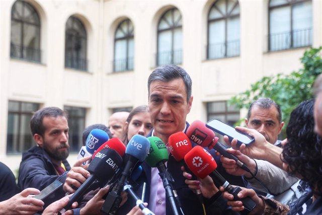 El secretario general del PSOE y presidente del Gobierno de España, Pedro Sánchez, ofrece declaraciones a los medios tras ejercer su derecho al voto en el Colegio de Nuestra Señora del Buen Consejo, a 28 de mayo de 2023, en Madrid (España). 