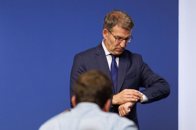 El presidente del PP, Alberto Núñez Feijóo, a su llegada a una rueda de prensa en la sede nacional del Partido Popular