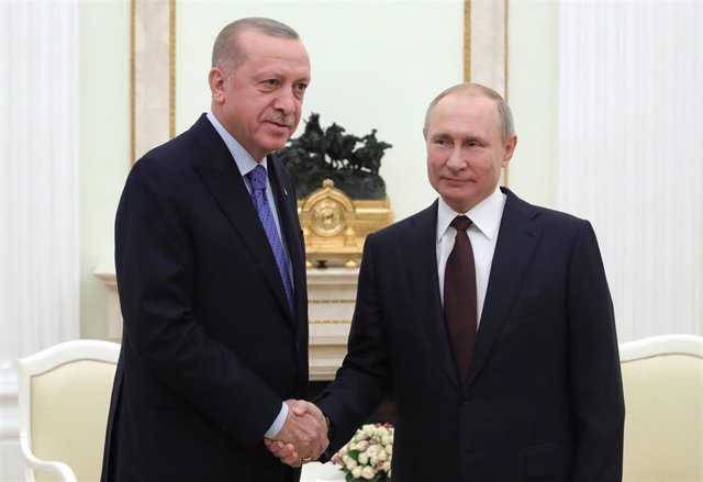 Archivo - El presidente ruso, Vladimir Putin, y su homólogo turco, Recep Tayyip Erdogan