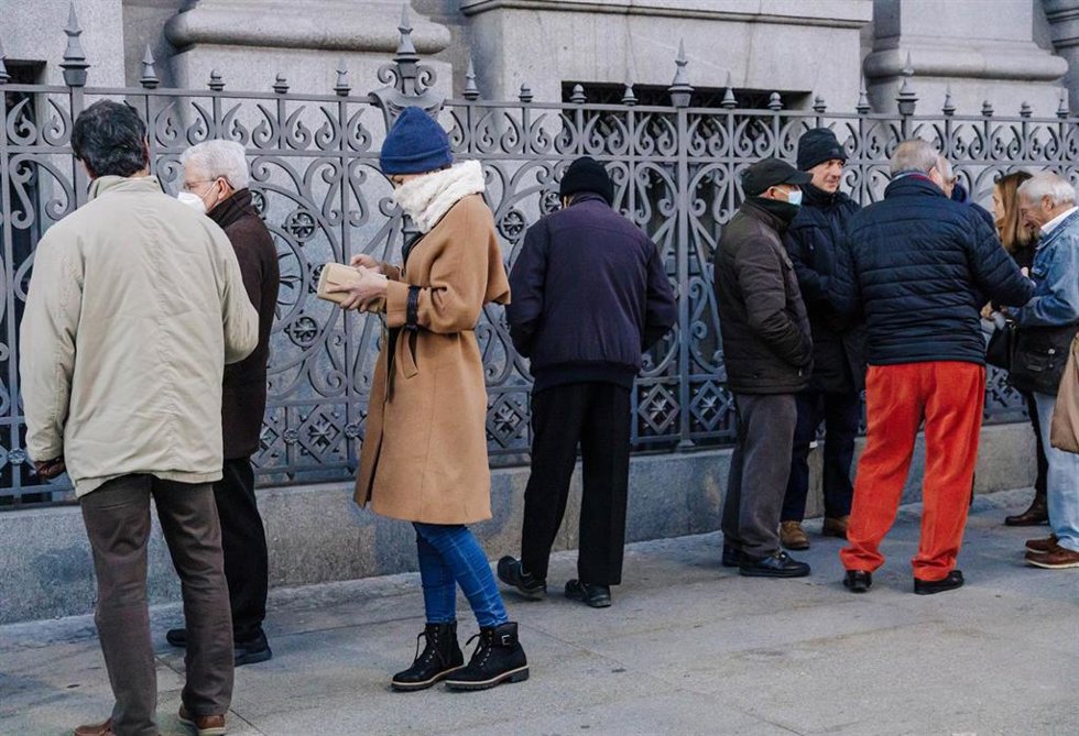 Archivo - Varias personas hacen cola para contratar Letras del Tesoro, en el Banco de España, a 3 de febrero de 2023, en Madrid (España). Las Letras del Tesoro son títulos de deuda pública con un alto nivel de rentabilidad. Para poder realizar la compra