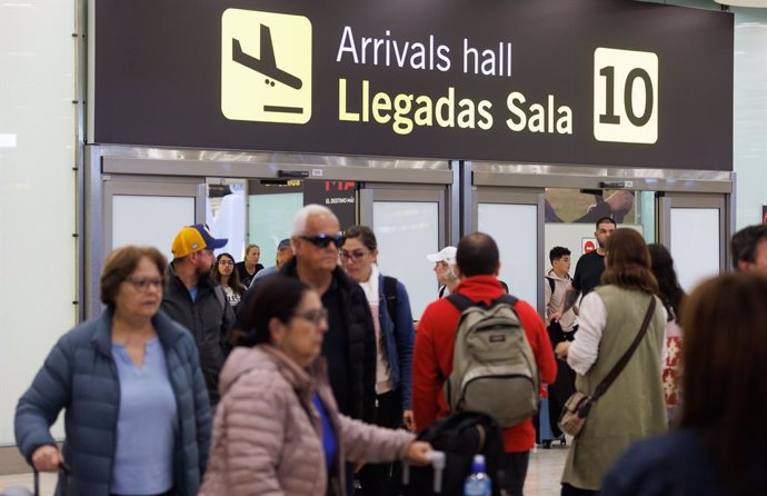 Un grupo de personas a su salida de la puerta de llegadas de la terminal T4 del aeropuerto de Adolfo Suárez-Madrid Barajas.