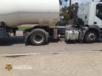 Rescatan a un motorista atrapado entre las ruedas de un camión cisterna cargado con gasolina en La Línea (Cádiz)