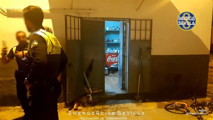 Agentes de la Policía Local actuando en el bar robado en Torreblanca.