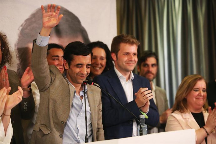 El candidato del PP a la Alcaldía de Ferrol, José Manuel Rey Varela (i), saluda tras el seguimiento de la jornada electoral en el Hotel Almirante, a 28 de mayo de 2023, en Ferrol, A Coruña, Galicia (España). Hoy, 28M, se celebran elecciones municipales 