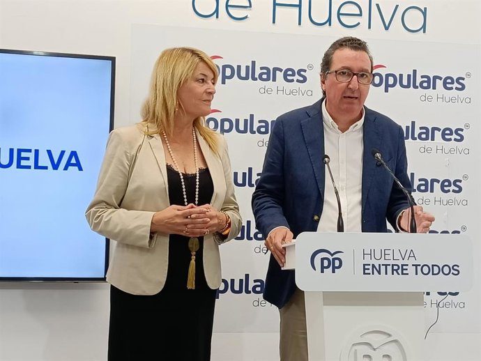 El presidente del PP de Huelva, Manuel Andrés González, en rueda de prensa este lunes junto a Pilar Miranda.