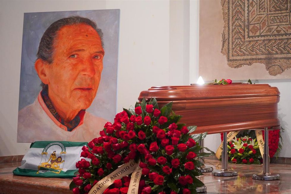 Detalle del ataúd durante la capilla ardiente del escritor Antonio Gala en la Fundación Antonio Gala, a 29 de mayo de 2023 en Córdoba (Andalucía, España)