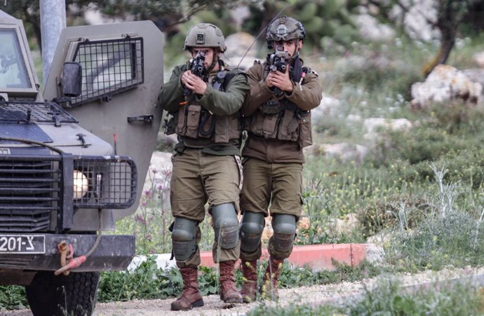 Archivo - April 11, 2023, Nablus, West bank, Palestine: Israeli soldiers aim their weapons during a military operation, after the Israeli army forces killed Palestinian gunmen, near Elon Moreh, east of Nablus, in the West Bank.