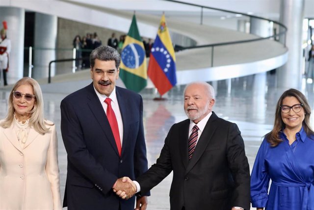 El presidente de Brasil, Luiz Inácio Lula da Silva, recibe en Brasilia a su homólogo venezolano, Nicolás Maduro.