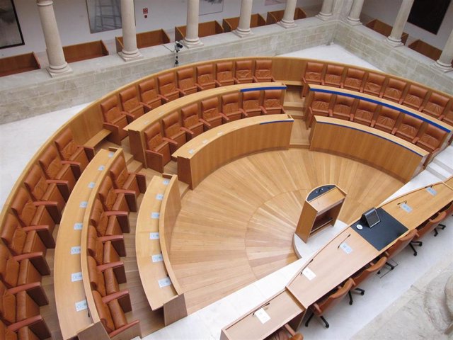 Archivo - Parlamento de La Rioja escaños vacíos