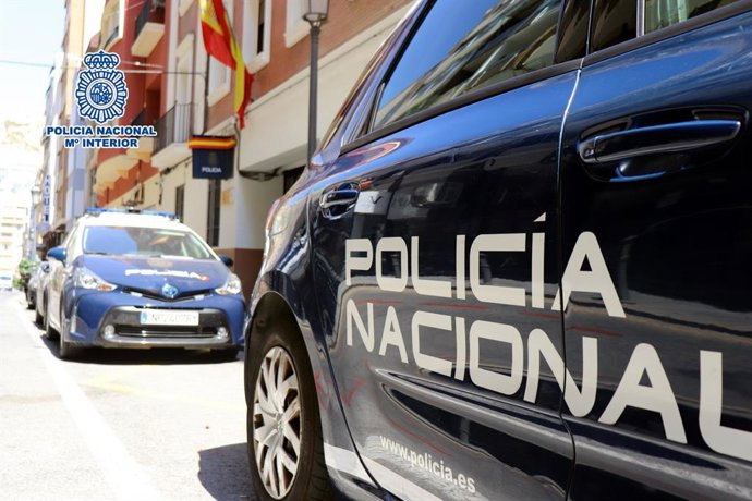 Archivo - Imagen de coches de la Policía Nacional en Alicante.