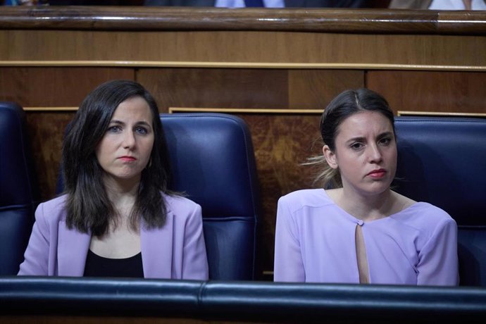 Archivo - La secretaria general de Podemos y ministra de Derechos Sociales y Agenda 2030, Ione Belarra (i) y la ministra de Igualdad, Irene Montero
