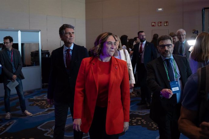 La alcaldesa de Barcelona en funciones, Ada Colau (c), y el presidente del Cercle d'Economia, Jaume Guardiola (1i), a su llegada a la primera jornada de la 38 reunión del Cercle dEconomia, en el Hotel W de Barcelona, a 29 de mayo de 2023, en Barcelona