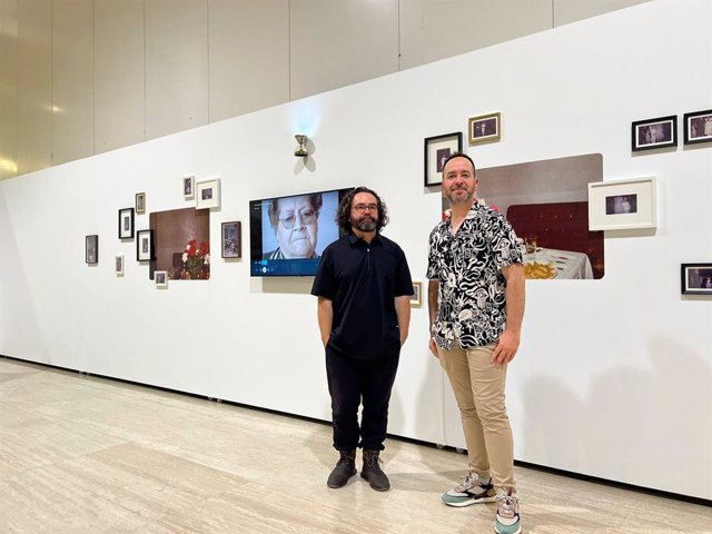 Pascual Martínez i Vicent Sáez autors de la instal·lació Fake comunió, que ha guanyat el primer premi del certámen Trobades d'Art Contemporani de l'Institut Alacantí de Cultura Gil-Albert (IAC) i la Universitat d'Alacant (UA).