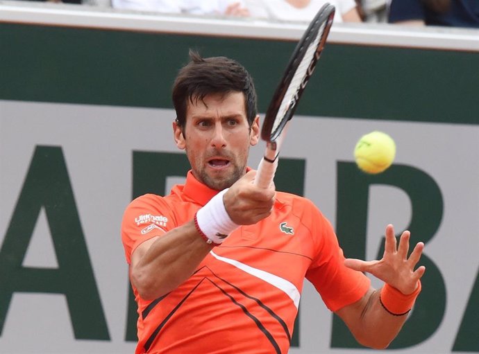 Archivo - Novak Djokovic ejecuta un golpe en Roland Garros