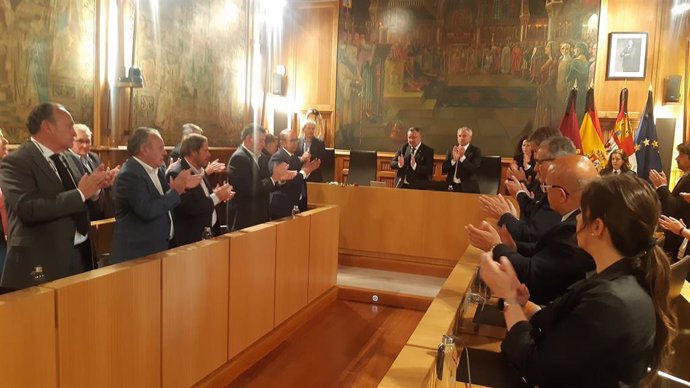 Los miembros de la corporación provincial y otras autoridades políticas aplauden tras el minuto de silencio en recuerdo del vicepresidente de la Diputación de León, Matías Llorente.