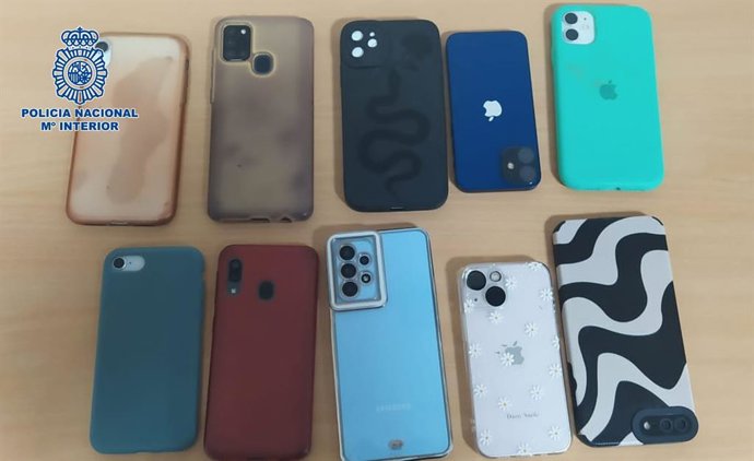 Teléfonos móviles recueperados por la Policía Nacional.