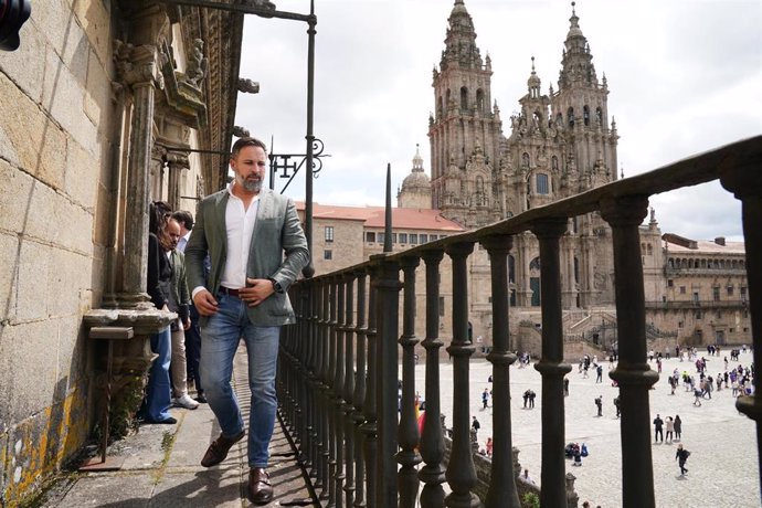 El presidente de Vox, Santiago Abascal, frente a la Catedral de Santiago tras la presentación del documental de la fundación Disenso sobre el futuro de Europa, en el Parador de Santiago, a 8 de mayo de 2023, en Santiago de Compostela, A Coruña, Galicia 