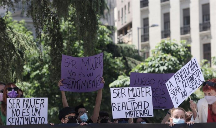 Archivo - Varias manifestantes convocadas por la Alianza contra el Borrado de Mujeres frente al Congreso de los Diputados contra la Ley Trans el 18 de mayo de 2021, en Madrid.