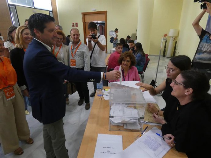 El candidato a la Alcaldía de Huelva de Ciudadanos (Cs), Guillermo García de Longoria, ejerciendo su derecho al voto.